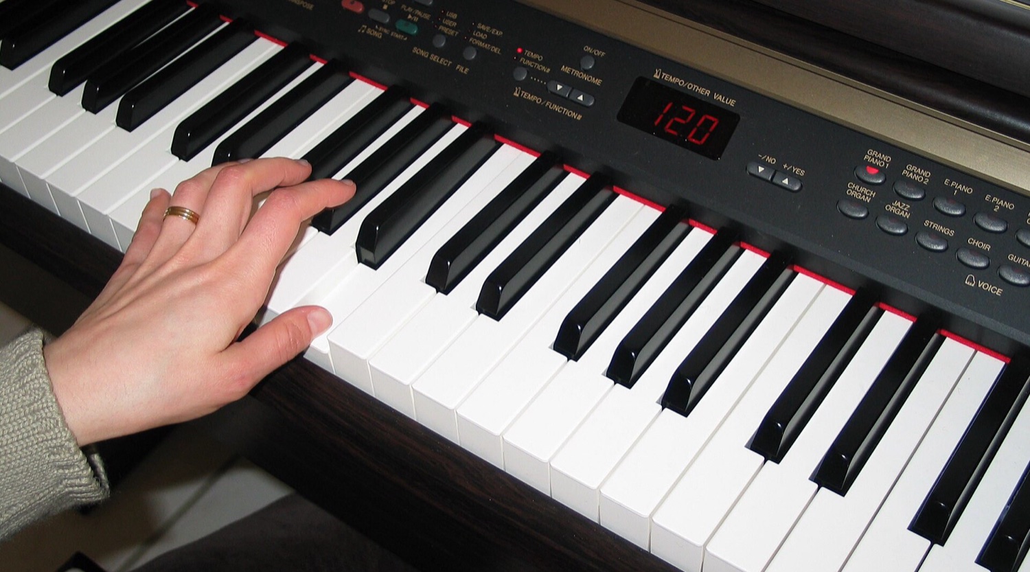 Цифровые пианино Yamaha и Kawai рядом в интерьере
