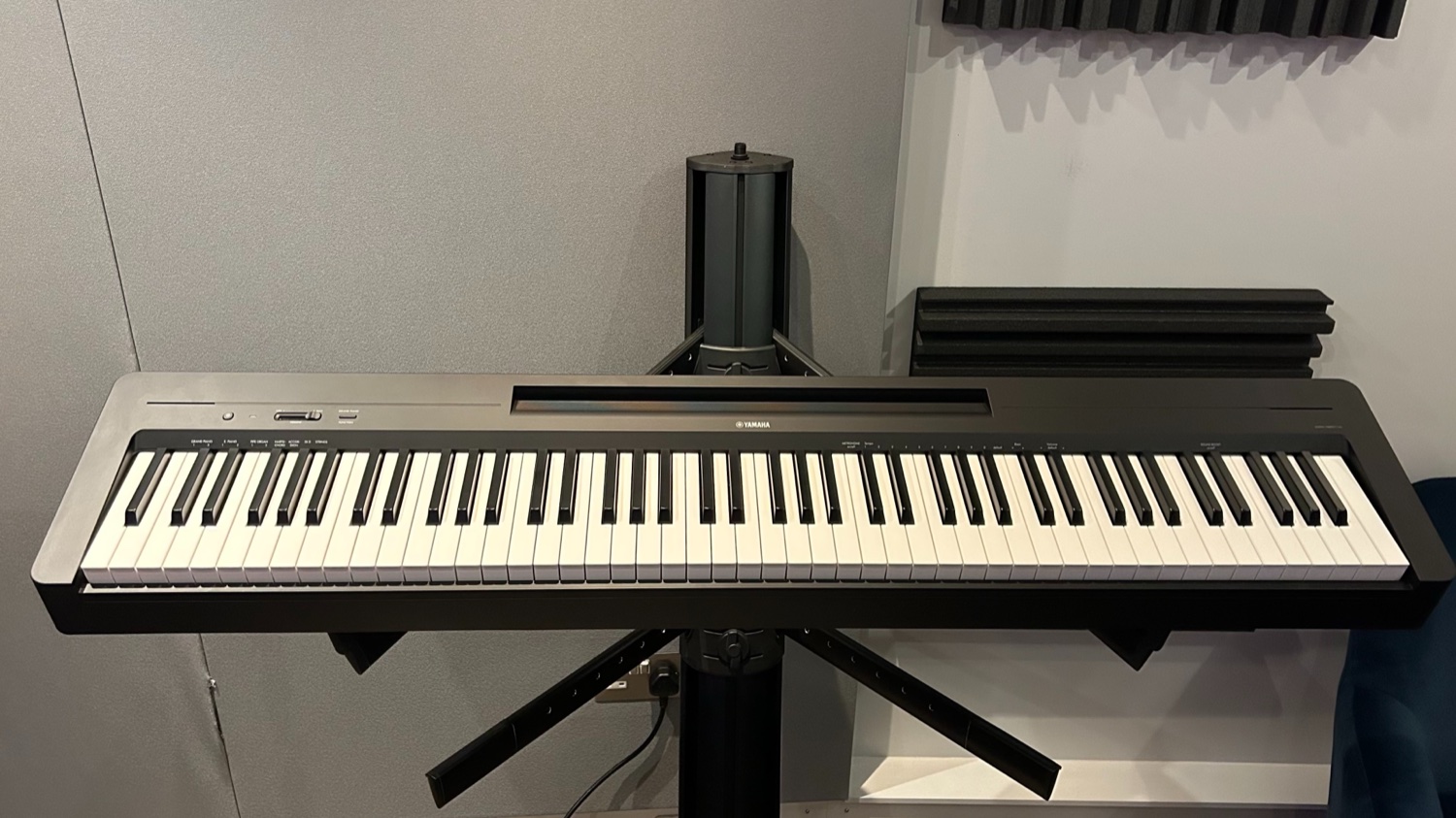 Yamaha P-145: обзор младшего пианино Yamaha